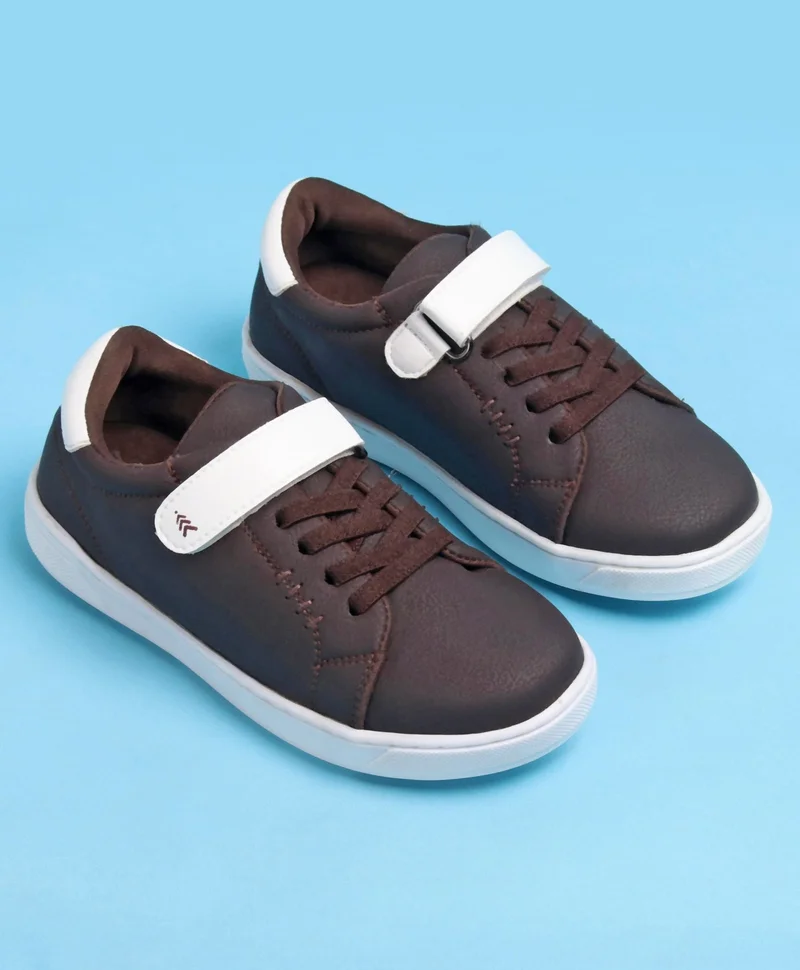 باين كيدز باين كيدز - حذاء غير رسمي بشريط فيلكرو ودانتيل - بني